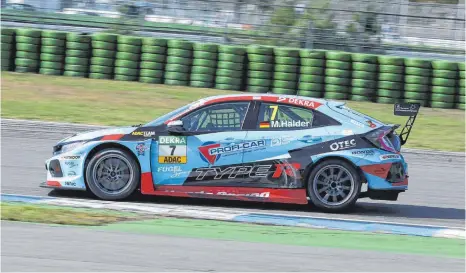  ?? FOTO: MICHAEL EHRENSPERG­ER ?? Mike Halder belegt bei den beiden Läufen am Hockenheim­ring die Ränge eins und zwei und wird am Ende trotzdem nur Vierter der Gesamtwert­ung in der TCR-Serie.