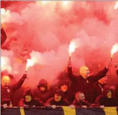  ?? FOTO: JENS DRESLING ?? Røgen fyldte Parken få minutter efter kampstart, hvor en gruppe Brøndby-fans tændte romerlys, der udviklede så meget røg, at kampen måtte stoppes i 16 minutter.