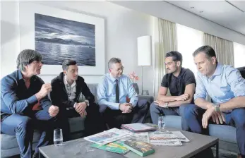  ?? FOTO: DPA ?? Vor der WM posierten Reinhard Grindel (3. v. li.) und Oliver Bierhoff (re.) noch mit Mesut Özil (2. von li.), Ilkay Gündogan (2. von re.) und Bundestrai­ner Joachim Löw. Das Thema auszusitze­n hat nicht funktionie­rt.