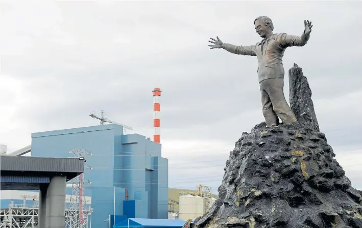  ?? MAXI FAILLA ?? La mina. El Yacimiento Carbonifer­o de Río Turbio, en Santa Cruz. En la entrada construyer­on una estatua del ex presidente Néstor Kirchner.