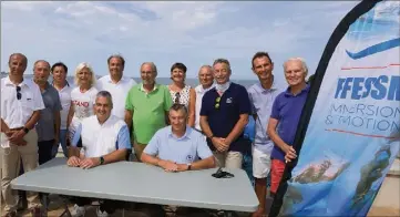  ?? (Photos Frank Muller et L. Bi.) ?? Marc Truffaut et Jean-Louis Blanchard (assis) étaient présents à la Maison de la mer située à côté de la plage des Roches brunes pour la signature de la convention entre la FFESSM et la FFSA.