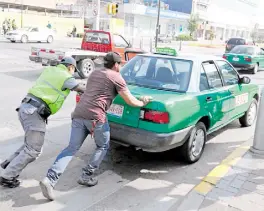  ?? /GERARDO GARCÍA ?? Taxistas de León no dejan de trabajar pese a que en cualquier momento se pueden quedar parados