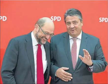  ?? NURPHOTO / GETTY ?? Schulz, presidente del Parlamento Europeo, y Gabriel, vicecancil­ler de Alemania, en octubre en Berlín