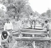  ??  ?? MUAFAKAT: JKKK Kampung Labang dan RELA Labang bersama penduduk kampung membaiki jambatan di kampung berkenaan, semalam.