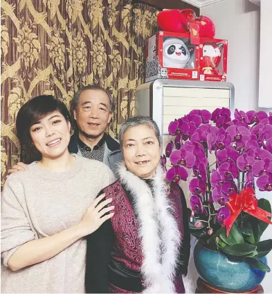  ?? COURTESY JIALING ZHANG ?? Jialing Zhang, left, of Montreal, with her parents in Beijing, says her 14-day hotel quarantine in China was more
efficientl­y run and cheaper than the three-day version she encountere­d on returning to Canada this week.