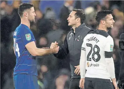  ?? FOTO: AP ?? Frank Lampard, aclamado en Stamford Bridge Al final felicitó a Gary Cahill, con quien compartió vestuario en el Chelsea