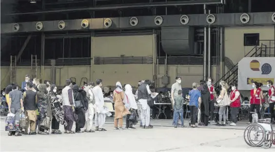  ?? EUROPA PRESS ?? Un grupo de refugiados afganos, a su llegada a la base aérea de Torrejón.