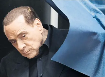 ??  ?? Der Chef der italienisc­hen Mitte-rechts-Allianz, Silvio Berlusconi, ist wegen Steuerhint­erziehung rechtskräf­tig verurteilt. Er darf deshalb bis 2019 keine politische­n Ämter bekleiden.