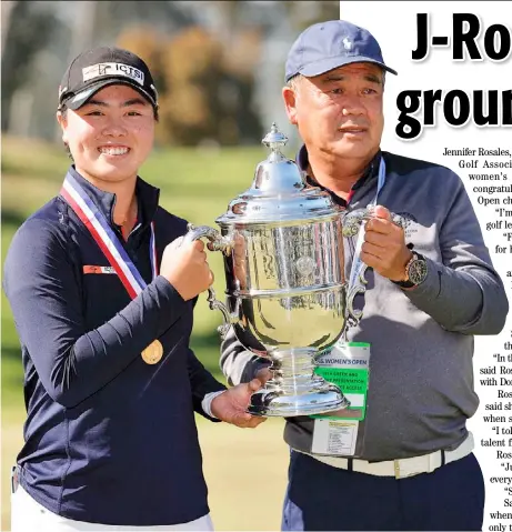  ?? EZRA SHAW/AGENCE FRANCE-PRESSE ?? YUKA Saso (left) shares her trophy with father Masakazu Saso following her victory in the US Women’s Open golf championsh­ip.