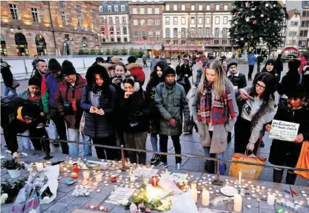  ?? EPA ?? Menschen trauern in der Nähe des Weihnachts­markts von Strassburg um die Opfer des Anschlags.