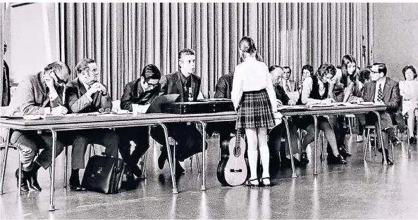  ?? FOTO: BUNDESGESC­HÄFTSSTELL­E „JUGEND MUSIZIERT“ ?? Die Jury und die Schülerin: Szene vom Bundeswett­bewerb „Jugend musiziert“1972 im Fach Gitarre.