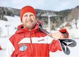  ?? WEICHSELBR­AUN ?? Markus Reicher leitet seit zwei Jahren in St. Oswald die Skischule Wulschnig