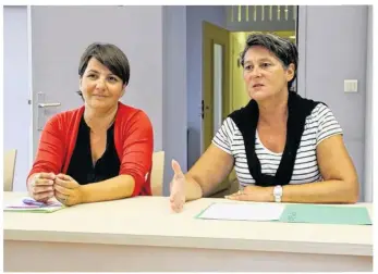  ??  ?? Anne Beauchef, conseillèr­e régionale et Fabienne Labrette Ménager, conseillèr­e départemen­tale ont soutenu le collectif de voyageurs.