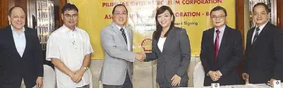  ??  ?? Pilipinas Shell Petroleum Corp. (PSPC) general manager for corporate communicat­ions Ramon del Rosario; PSPC vice president for finance Shaiful Zahuddin; PSPC general manager for lubricants Dennis Javier; Asian Carmakers Corp. (ACC) president Maricar...