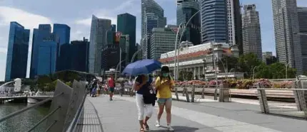  ?? (Foto hiasan) ?? Singapura berdepan kemeleseta­n terburuk dalam sejarah akibat pandemik COVID-19.