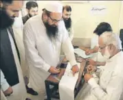  ?? AP ?? JamaatudDa­wa chief Hafiz Saeed casts his vote in Lahore.