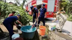  ?? (Photo AFP) ?? Les pompiers distribuan­t de l’eau aux habitants d’une commune de la province de Hunan, fortement touchée par la canicule.