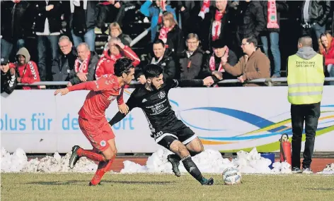  ??  ?? Der Torschütze: Das 1:2 durch Khalid Al Bazaz (rechts) kam zu spät für die Hildener, die sich knapp geschlagen geben mussten.