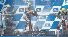  ?? FOTO: AP ?? Mir y Vierghe comparten podio con Binder. Gran duelo de ex campeones Moto3