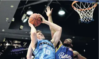  ?? PHOTO: GETTY IMAGES ?? Going hard . . . Tom Abercrombi­e of the Breakers charges to the basket at the Brisbane Convention &amp; Exhibition Centre on Sunday.