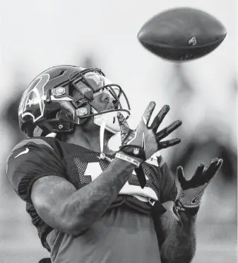  ?? Brett Coomer / Staff photograph­er ?? After missing three weeks nursing a strained hamstring, rookie wide receiver Keke Coutee was intent on making a good impression upon his return to practice Wednesday.