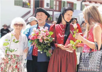  ?? FOTO: NADINE EZEREX ?? Alles dreht sich um die Rose beim Rosenfest am Weberberg.