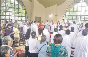  ??  ?? El arzobispo de Asunción, Mons. Edmundo Valenzuela, ofició ayer una misa en la capilla del Cementerio del Este, en Madame Lynch y Santa Teresa, por los sacerdotes fallecidos.