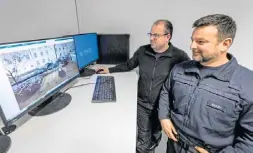  ?? ?? Kfz-techniker Marcel Kattner (l.) und Polizeihau­ptkommissa­r Miroslaw Katzy stehen an einem Computer, an dem die 3D-modelle zusammenge­baut werden.