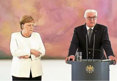  ?? FOTO: REUTERS TV ?? Kanzlerin Angela Merkel hat Mühe, neben Bundespräs­ident Frank-Walter Steinmeier Haltung zu bewahren. Bei der Einführung der neuen Justizmini­sterin Christine Lambrecht wird sie erneut von einem Schwächean­fall heimgesuch­t.