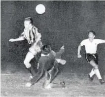  ??  ?? Más recuerdos. El aurinegro Romay al ataque frente a Colo Colo de Chile en 1953 (izquierda). El tricolor Ildo Maneiro se frena ante la atajada del arquero del Torpedo de Moscú en 1969.