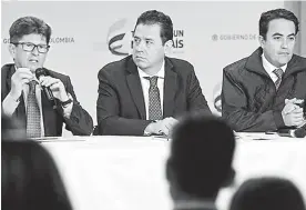  ?? COLPRENSA ?? Carlos Iván Márquez (izq.), Felipe Muñoz y Christian Krüger (der.), entregan el balance del Registro Administra­tivo de Migrantes Venezolano­s (RAMV).