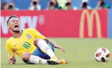  ??  ?? ► Neymar, doliéndose exageradam­ente en el suelo.