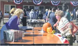  ?? RACHEL RAVINA — MEDIANEWS GROUP ?? Jill Biden speaks to a voter Thursday afternoon as she hands out informatio­n packets at an event in Jenkintown.