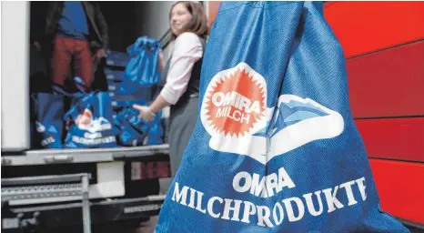  ?? FOTO: FELIX KAESTLE ?? Omira-Vertreteri­n mit Werbetasch­en: Die Weltmarktp­reise für Milchpulve­r verharren auf Tiefststän­den und haben die Ravensburg­er Molkerei Omira in große wirtschaft­liche Probleme gebracht. Die Geschäftsf­ührung strebt deshalb einen Verkauf an Lactalis an.