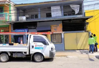  ?? FOTO: MELVIN CUBAS. ?? ACCIÓN. Cuadrillas del PNRP revisan un contador en una de las calles de San Pedro Sula.