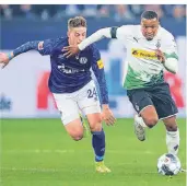  ?? FOTO: ROLF VENNENBERN­D/DPA ?? Schalkes Bastian Oczipka (l.) und Alassane Plea beim letzten Sieg der Schalker, dem 2:0 gegen Borussia am 17. Januar.