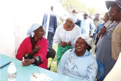  ?? ?? Health Ambassador First Lady Dr Auxillia Mnangagwa interacts with women who were self-testing for and before they were screened for cervical and breast
HIV AIDS cancer during a two-day medical outreach she organised in Gokwe