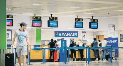  ?? DAVID BORRAT / EFE ?? Mostradore­s de Ryanair en el aeropuerto de Girona