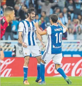  ?? FOTO: UNCITI ?? Xabi Prieto felicita a su asistente, Carlos Martínez, tras el primer tanto realista