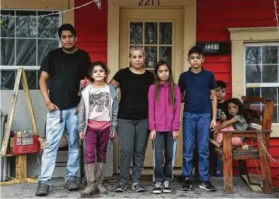  ?? Godofredo A. Vásquez / Staff photograph­er ?? Rosa Maciel, center, and her son and grandchild­ren live in Kashmere Gardens, which is in the same area where state health officials in 2019 identified Houston’s first cancer cluster surroundin­g the Englewood Rail Yard.