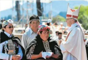  ?? AFP ?? Un grupo de mapuches saludan al Papa a su llegada a Temuco