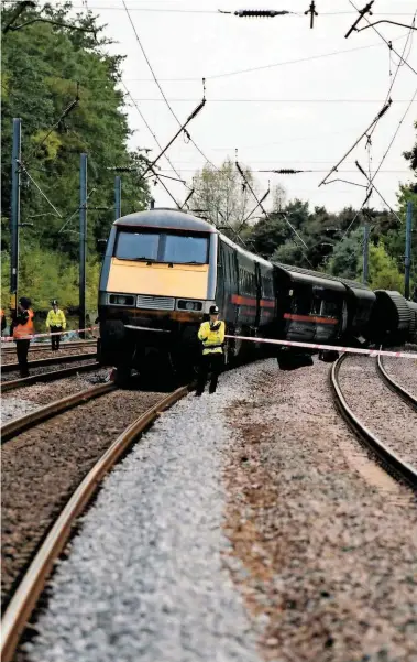  ?? ALAMY. ?? The scene of the fatal Hatfield rail crash on October 17 2000, in which four people died and 70 were injured. The accident became the catalyst for falling passenger numbers and intense financial pressure for TOCs. Philip Haigh draws the comparison with the developing fallout from the current COVID-19 crisis.