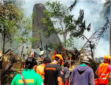  ?? AFP ?? El avión de cuatro motores se accidentó cerca de una cantera, en una zona poco poblada. Los cuerpos de rescate encontraro­n el aparato partido en dos y envuelto en llamas.