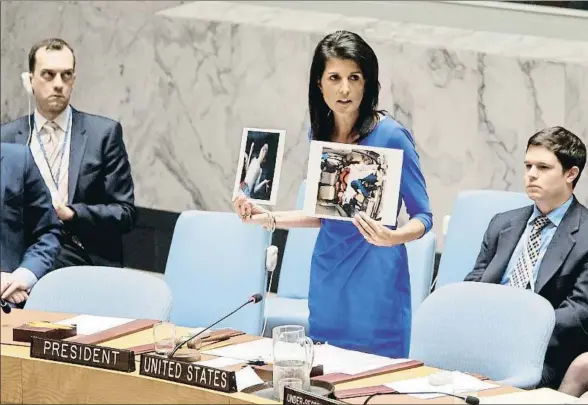  ?? JUSTIN LANE / EFE ?? Nikki Haley, embajadora de EE.UU. ante la ONU, muestra fotos de las víctimas del ataque con gases del martes en Jan Sheijun