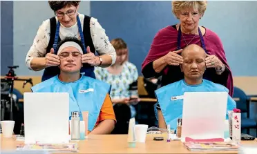  ??  ?? A day of pampering is a distractio­n from pills and tubes for Maria Pomare and Judith Te Whare.