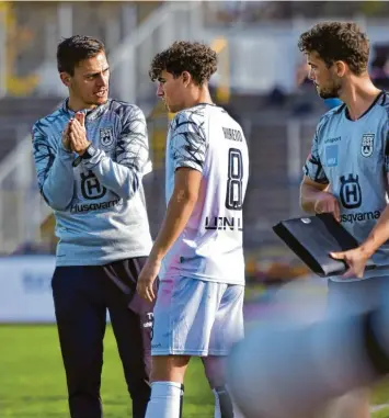  ?? Foto: Horst Hörger ?? Thomas Wörle (links) und sein Assistent Maximilian Knauer (rechts) finden immer wieder den richtigen Ton. Ihr SSV Ulm 1846 Fußball steht nach der Hinrunde unangefoch­ten auf Platz eins der Regionalli­ga.