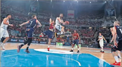  ??  ?? A LA FINAL. Sergio Llull trata de anotar ante la mirada de Ayón, Voigtmann, Laprovitto­la, Beaubois, Doncic, Budinger y Tillie.