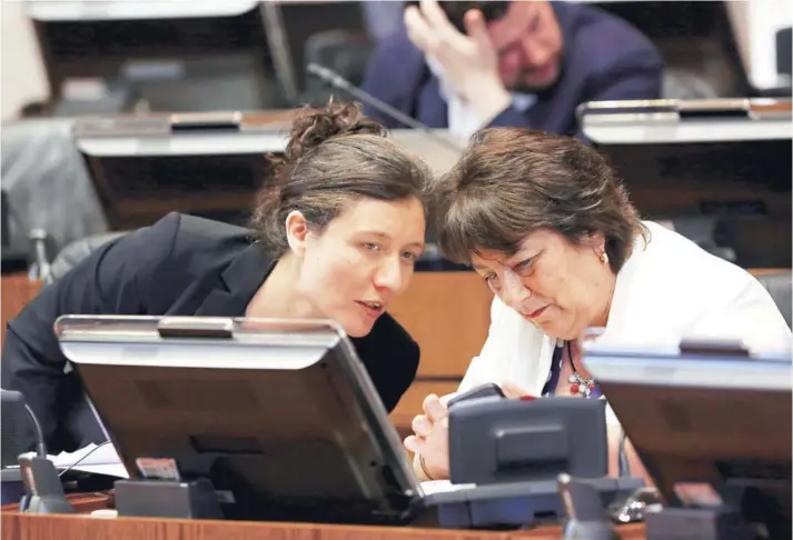  ??  ?? ► La subsecreta­ria Valentina Quiroga y la ministra Adriana Delpiano, ayer en el hemiciclo del Senado.