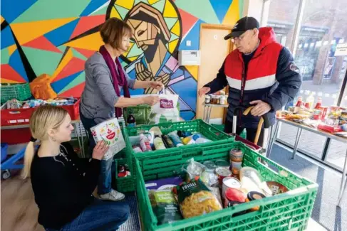  ?? (EPA) ?? One in four food banks have been forced to cut down size of their parcels