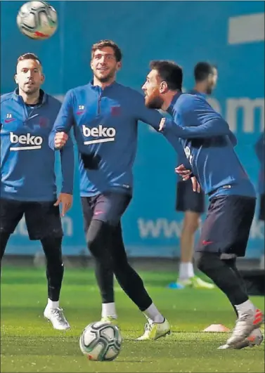  ??  ?? Messi y Sergi Roberto, en el entrenamie­nto de ayer por la tarde.